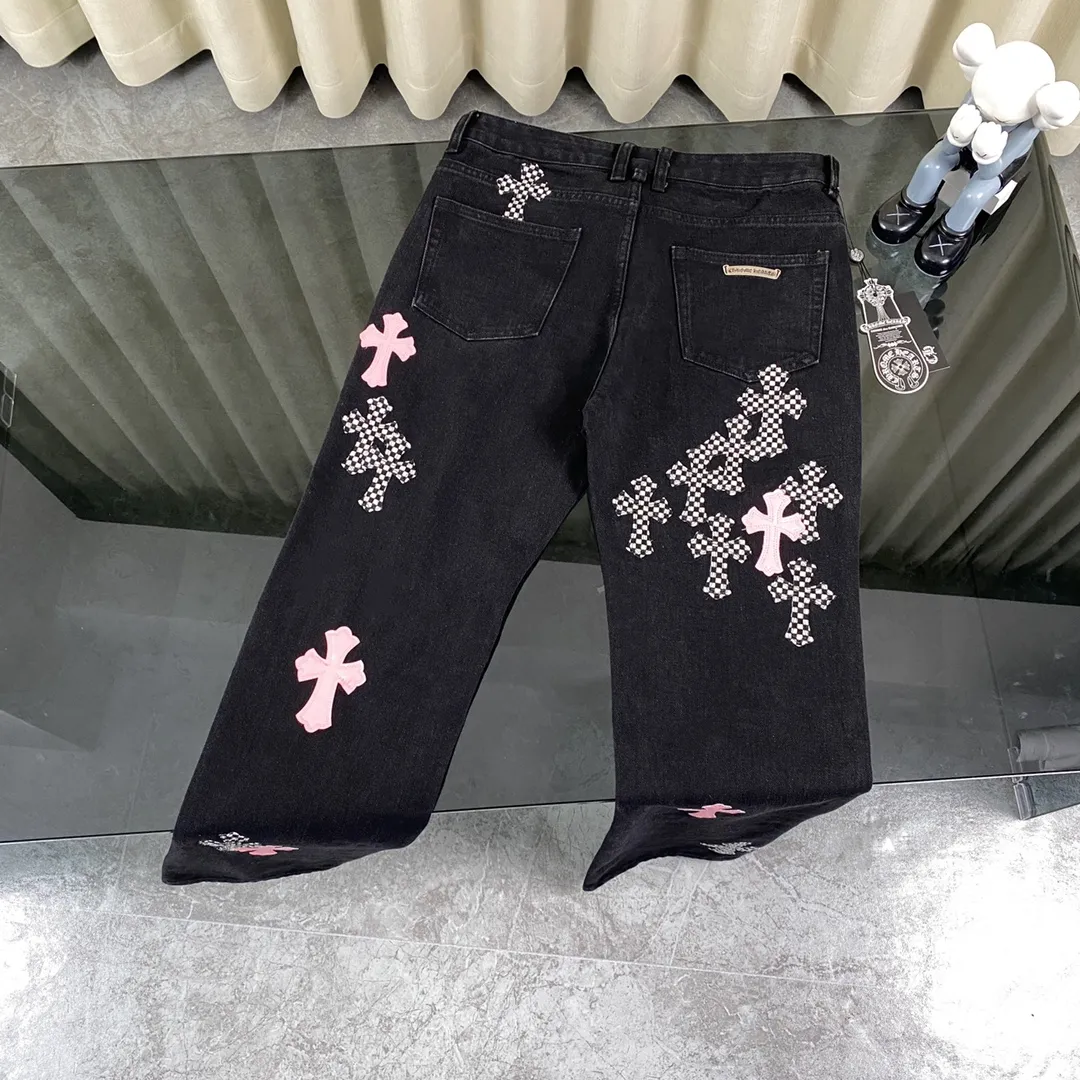 🅿️330 Chrome hearts new city-limited style flame plaid black and pink jeans Chrome hearts city-limited jeans Hardware customization Original development vintage levis American-made 501 black and gray base version Levi's American-made 501 base version Imported sheepskin 925 silver jewelry remake [Top heavy industry fashionable design] Consistently made in high street luxury style. Speaking of this style, the Zangyin family and GU family are definitely the leading representative brands. Especially the Zangyin family has really achieved a state-of-the-art effect in creating high street style. The unique washed material is used to create this style. The color system is quite eye-catching. It is decorated with patchwork cross flowers, which cleverly highlights the charm of the brand. Secondly, this style uses classic The high-waist cutting design highlights the long legs and fashionable temperament of the upper body. The brand is highly recognizable and the slim fit configuration is more suitable for daily wear. It is a product that interprets personality, fashion, and specifications at a glance. This single product is enough to make any fan excited. It can be a white T-shirt for youthful preppy style, or a tight suspender for lady style. It has strong matching ability and can be easily controlled by men.  [Material and craftsmanship] Needless to say, this point goes without saying. As an excellent craftsman brand, Zangyin has really perfect requirements for details and craftsmanship. The washed color of this model has gone through so many processes, not to mention the embellishment of the denim appliqués. It is also purely handmade and sewn. Just like what they believe in, only handmade things have soul and have the meaning of wear. A top-notch heavy-duty fashionable denim item, I look forward to your perfect interpretation! !  Color: Black Size: S M L XL